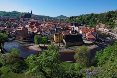 Eski Cesky Krumlov (Krumau) kasabasının geniş açılı hava manzarası. Ünlü Czech tarihi güzel kasabası. Kırmızı kiremit çatılı klasik renkli binalar. UNESCO Dünya Mirası Alanı.