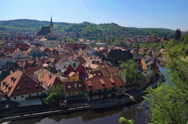Cesky Krumlov 'un (Krumau) ortaçağ manzarası. Güneşli bahar günlerinde kırmızı kiremit çatılı antik binalar. Seyahat ve turizm konsepti. UNESCO Dünya Mirası Alanı.