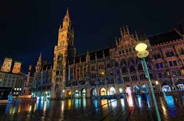 Münih Almanya-30 Nisan 2018: Marienplatz 'daki New Town Hall' un bahar yağmurundan sonraki gece manzarası. Ünlü turistik yer ve Münih 'te seyahat yeri.