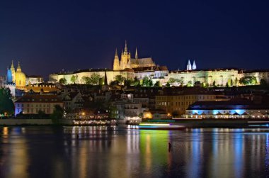 Prag şehir merkezinin tipik gece ışığı manzarası. St. Vitus katedrali ile Prag Şatosu kentin en bilinen simgelerinden biridir. Seyahat ve turizm konsepti. UNESCO Dünya Mirası Alanı.