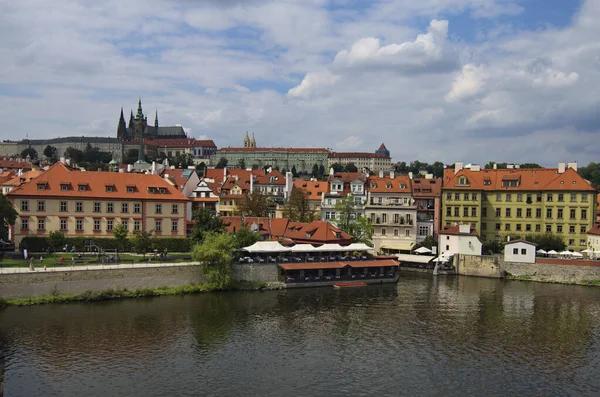 Piękny Widok Miasto Historycznej Części Pragi Słynny Zamek Praski Katedrą — Zdjęcie stockowe