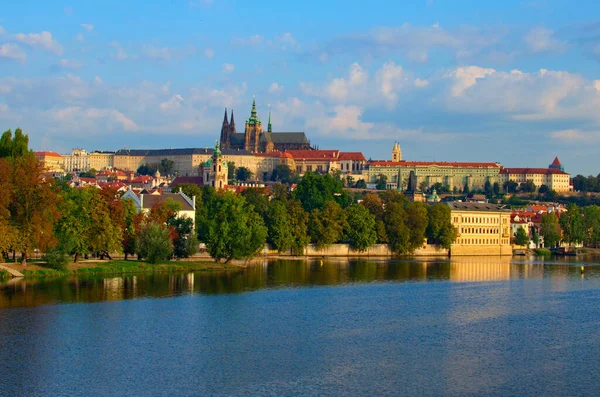 Klasyczny Widok Panoramiczny Średniowiecznej Pragi Malowniczy Krajobraz Starożytnego Zamku Praskiego — Zdjęcie stockowe