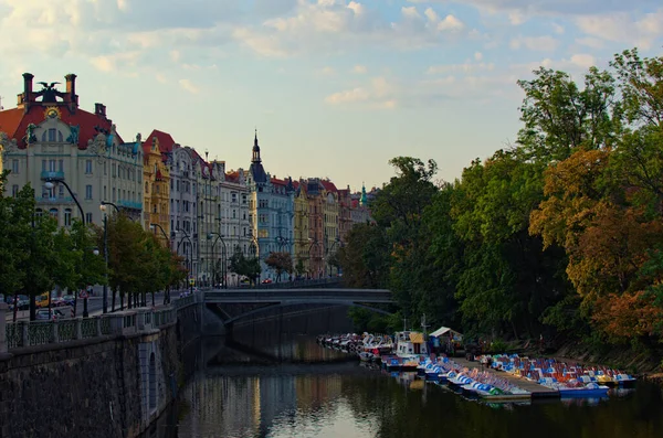 Paesaggio Paesaggistico Mattutino Argine Praga Ormeggiato Colorato Piccole Barche Remi — Foto Stock