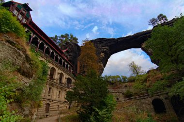 İsviçre 'nin Bohemian Ulusal Parkı' ndaki Falcon Yuvası ve Pravcice Kapısı manzaralı. Avrupa 'nın ünlü turistik mekanı ve tatil beldesi. Çek Cumhuriyeti. UNESCO Dünya Mirası Alanı.