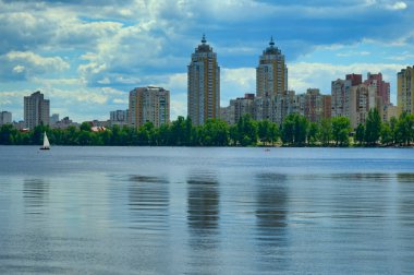 Arka planda gökdelenler olan Obolon seti manzaralı bir manzara. Yerel halk ve turistler arasında dinlenmek için popüler bir yer.