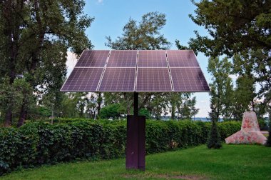 Şehir parkında güneş kolleksiyoncusu. Küçük fotovoltaik güç istasyonu. Temiz enerji üretim konsepti. Küresel ısınma ve iklimi azaltmak için alternatif enerji kavramı. Ukrayna, Kyiv 'deki Natalka Parkı. 