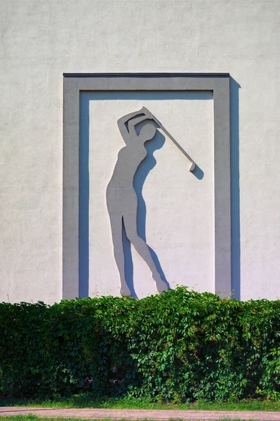 概要市内公園の壁にゴルフクラブと女性のシルエット 若い現役女性 女子ゴルファーシルエット スイングゴルフクラブ — ストック写真