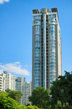 Modern yüksek binaların alçak açılı manzarası. Arka planda beyaz bulutlar olan mavi gökyüzü. Cam ve çelikten modern mimari. Kyiv, Obolon mahallesindeki gayrimenkul kavramı.