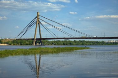 Ukrayna, Kyiv 'deki Dnipro Nehri üzerindeki panoramik manzara manzaralı köprü. Pivnichnyi (Kuzey) köprüsü, kablo destekli Dnipro köprüsü. Büyük şehir konseptinin altyapısı. Güneşli yaz günü.