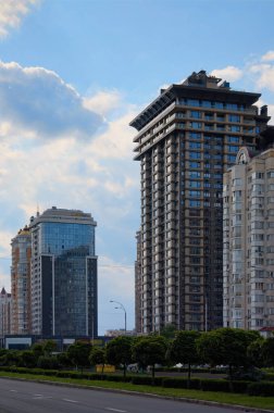 Modern yüksek binaların manzara manzarası. Arka planda beyaz bulutlar olan mavi gökyüzü. Cam ve çelikten modern mimari. Kyiv, Obolon mahallesindeki gayrimenkul kavramı. 