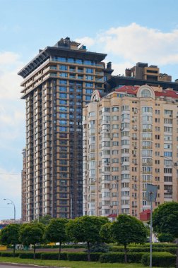 Şehir manzarası modern yüksek binaların manzarası. Arka planda beyaz bulutlar olan mavi gökyüzü. Cam ve çelikten modern mimari. Kyiv, Obolon mahallesindeki gayrimenkul kavramı.