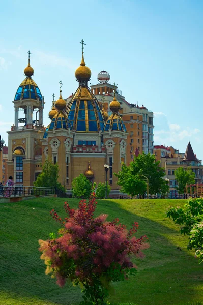 現代正統派教会の美しい街並みを見ることができます ウクライナのキエフのオルボン地区 キリスト降誕教会 青空に対してガラスドーム 現代建築のコンセプト — ストック写真