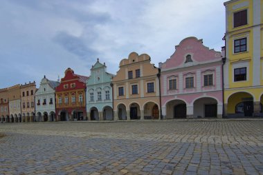 Çek Cumhuriyeti 'nin Telc kentindeki pazar meydanındaki tarihi binaların geniş açılı manzara görüntüsü. Bulutlu bir yaz sabahı. UNESCO Dünya Mirası Alanı.