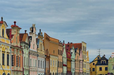 Telc kasabasının ana meydanındaki antik renkli binaların yakın plan manzarası. Kırmızı kiremit çatılı klasik binalar. Çek Cumhuriyeti 'nde popüler seyahat noktası. UNESCO Dünya Mirası Alanı.
