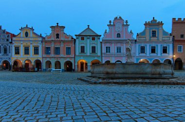 Telc 'in tipik mimarisi. Çek Cumhuriyeti 'nin Telc kentindeki pazar meydanındaki tarihi Rönesans binalarının renkli görünüşü. Bulutlu bir yaz sabahı. UNESCO Dünya Mirası Alanı.