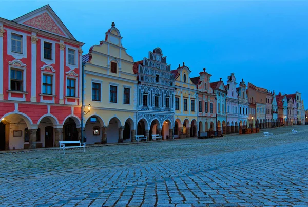 Telc 'in tipik mimarisi. Çek Cumhuriyeti 'nin Telc kentindeki pazar meydanındaki tarihi Rönesans binalarının renkli görüntüsü. Bulutlu bir yaz sabahı. UNESCO Dünya Mirası Alanı.