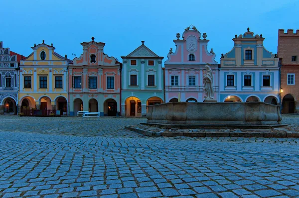Telc 'in tipik mimarisi. Çek Cumhuriyeti 'nin Telc kentindeki pazar meydanındaki tarihi Rönesans binalarının renkli görünüşü. Bulutlu bir yaz sabahı. UNESCO Dünya Mirası Alanı.