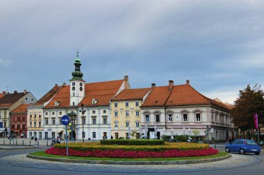 Maribor 'daki Rotovz Town Meydanı' ndaki ortaçağ renkli binaların resimli panoramik manzarası. Slovenya 'nın ünlü turistik mekanı ve tatil beldesi.