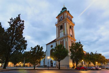 Gün doğumunda Maribor Katedrali 'nin geniş açılı manzarası, Vaftizci Aziz John' a adanmıştır. Maribor şehrinde bir Roma Katolik katedrali. Seyahat ve turizm kavramı.