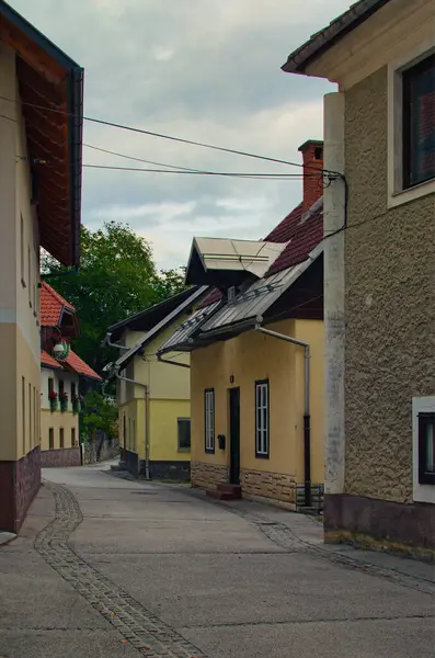 Mooie Smalle Straat Met Grijze Huizen Bled Dorp Beroemde Toeristische — Stockfoto