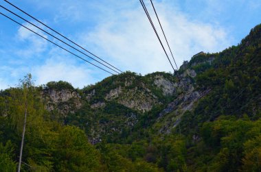 Vogel Kayak Merkezi 'nin üst istasyon manzarası. Gondol teleferiği yazın Vogel bölgesindeki dağlara gezginleri götürüyor. Seyahat ve turizm kavramı.