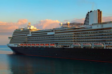 Slovenya 'nın Koper limanına gelen büyük lüks yolcu gemisi. Seyahat ve turizm konsepti. Güzel sonbahar sabahı deniz manzarası. Seyahat ve turizm kavramı.