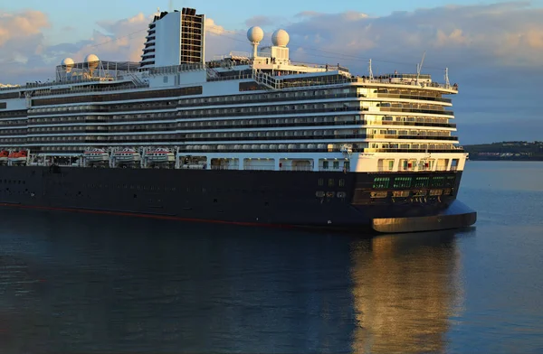 Slovenya 'nın Koper limanına gelen büyük lüks yolcu gemisi. Ayrıntılı görüş. Seyahat ve turizm konsepti. Güzel sonbahar sabahı deniz manzarası. Seyahat ve turizm kavramı.