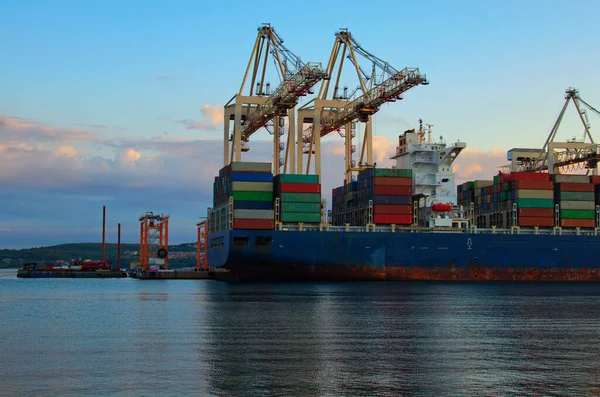 産業クレーンが付いている貨物貨物船の容器のローディング スロベニアのクーパー工業港でコンテナ船 輸出ビジネスロジスティックをインポートします コンテナ船による国際輸送 ロイヤリティフリーのストック画像
