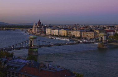 Budapeşte 'nin hava gün batımı manzarası. Arka planda Tuna Nehri üzerindeki zincir köprü ve parlamento binası var. Seyahat ve turizm kavramı.