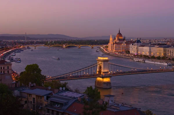Schilderachtige Antenne Zonsondergang Uitzicht Het Stadsgezicht Van Boedapest Verlichte Kettingbrug — Stockfoto