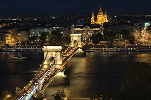 Nocne Światło Krajobraz Budapesztu Podświetlany Most Łańcuchowy Nad Dunajem Nabrzeże — Zdjęcie stockowe