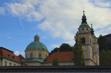 Mavi gökyüzüne karşı Aziz Niklas Katedrali 'nin (ayrıca Ljubljana Katedrali olarak da bilinir) pitoresk manzara görüntüsü. Çatı manzarası. Turistik bir yer ve seyahat yeri. Ljubljana, Slovenya.