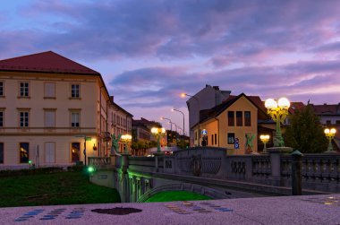 Eski şehir merkezi Ljubljana 'nın gündoğumu manzarası. Ljubljanica Nehri 'nin karşısındaki Ejderha Köprüsü (Zmajski). Ljubljana 'nın sembolü, Slovenya' nın başkenti, Avrupa.