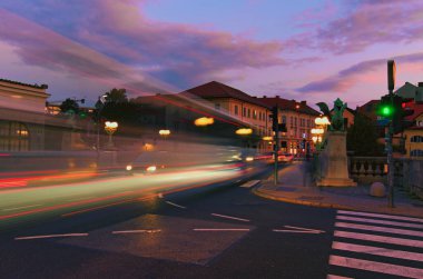 Eski şehir merkezi Ljubljana 'nın gündoğumu manzarası. Ljubljanica Nehri 'nin karşısındaki Ejderha Köprüsü (Zmajski). Ljubljana 'nın sembolü, Slovenya' nın başkenti, Avrupa. Bulanık hareket. 