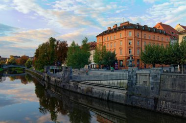 Ljubljana, Slovenya-30 Eylül 2019: Ljubljana 'nın manzaralı şehir merkezi. Ljubljanica Nehri 'nin seti, kırmızı kiremit çatılı antik renkli binalar. Seyahat ve turizm kavramı.