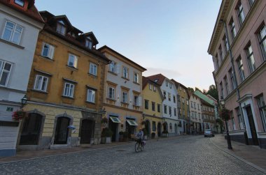 Ljubljana, Slovenya-30 Eylül 2019: Slovenya 'nın Ljubljana kentinin tarihi merkezinde renkli binalar bulunan parke taşlı caddenin manzarası. Seyahat ve turizm kavramı.