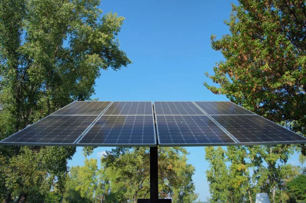 城市公园太阳能集热器的近景 公园里的小型光伏发电站 清洁能源生产概念 减少全球变暖和气候的替代能源概念 — 图库照片