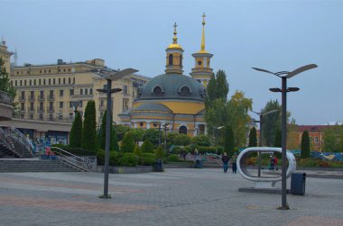 Kyiv, Ukrayna-22 Ekim 2023: Kyiv 'deki Pochtovaya meydanında Doğuş Kilisesi' nin sarı kubbeleri. Gizemli sisli manzara. Şehirdeki sisli hava kavramı.