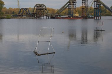 Nehirdeki eski kano polo kapılarının yakın görüntüsü. Kano polosu için göletteki top kapakları. Güneşli bir sonbahar günü. Spor ve eğlence anlayışı. Kyiv, Ukrayna. 