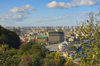 Kyiv 'in hava manzarası. Poshtova Meydanı (Postal Square), şehrin en eski tarihi meydanlarından biridir. Kyiv 'deki ünlü turistik mekan ve tatil beldesi. Güneşli bir sonbahar günü.