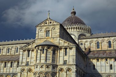 Fırtınalı gökyüzüne ve kasvetli bulutlara karşı antik Pisa Katedrali 'nin detaylı görüntüsü. İtalya, Pisa 'nın önemli bir simgesi. UNESCO Dünya Mirası Alanı.