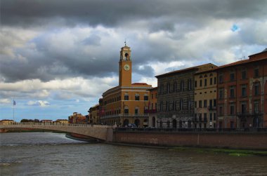 Pisa 'daki ortaçağ İtalyan mimarisinin manzarası. Arno nehri seti boyunca renkli eski binalar. Pisa şehir merkezinde. Toskana bölgesinin tipik mimarisi, İtalya. 