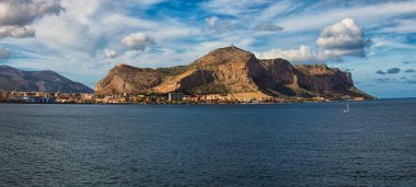 Palermo, İtalya-25 Ekim 2023: Antik Palermo 'nun resimli panoramik manzarası. Deniz manzarası. Arkaplanda renkli, canlı gökyüzüne karşı sıradağlar var. Seyahat ve turizm kavramı.