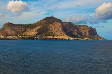 Antik Palermo 'nun resimli panoramik manzarası. Deniz manzarası. Arkaplanda renkli, canlı gökyüzüne karşı sıradağlar var. Seyahat ve turizm kavramı.