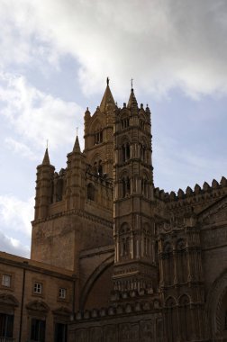 Antik Palermo Katedrali Duomo di Palermo 'nun resimli manzarası. Sicilya, Palermo şehrinin mimari simgesi. UNESCO Dünya Mirası Alanı. Seyahat ve turizm kavramı.