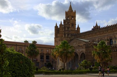 Palermo, İtalya-26 Ekim 2023: Ortaçağ Katedrali Duomo di Palermo 'nun manzarası. Palermo 'nun önemli bir simgesi. UNESCO Dünya Mirası Alanı. Seyahat ve turizm kavramı.