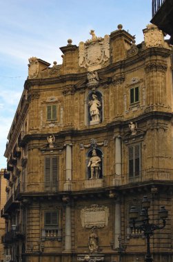 Via Vittorio Emanuele ve Via Maqueda 'nın kesiştiği Quattro Canti' deki barok bina cephesinin ayrıntılı görüntüsü. Palermo, Sicilya, İtalya 'nın önemli bir simgesidir. Seyahat ve turizm kavramı.