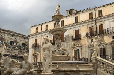 Piazza Pretoria 'nın merkezindeki Muhteşem Palermo Praetorian Çeşmesi. Kayda değer bir yer. Antik Yunan mitolojisi. UNESCO Dünya Mirası Alanı.