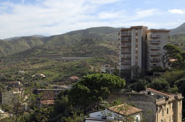 Denize yakın küçük bir köyün tipik Sicilya manzarası. Santo Stefano di Camastra, İtalya 'nın Sicilya bölgesinde Messina ili' ne bağlı bir şehirdir. Seyahat ve turizm kavramı.