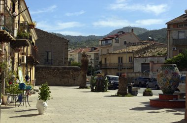 Santo Stefano di Camastra, İtalya-Ekim 2023: Santo Stefano di Camastra köyünün manzaralı şehir manzarası. Mavi gökyüzüne karşı renkli antik binalar. Seyahat ve turizm kavramı.